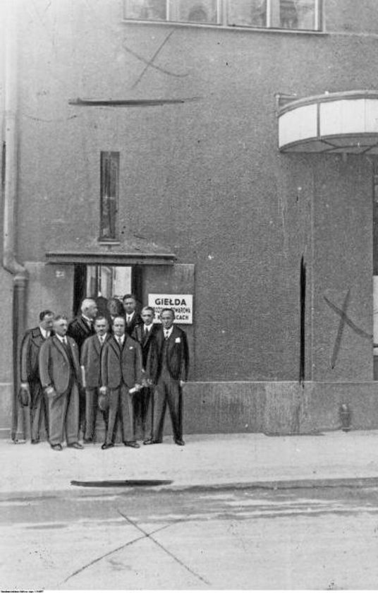 Pracownicy Giełdy Zbożowo-Towarowej w Katowicach przed siedzibą giełdy przy ul. Wojewódzkiej 23.