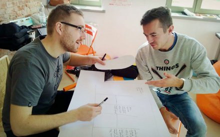 Wspólne mieszkanie zachęca do wspólnej pracy nad projektami.