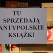 Na szybach księgarni w Gdańsku protestujący przeciw sprzedaży książki Jana T. Grossa nalepiali plaka