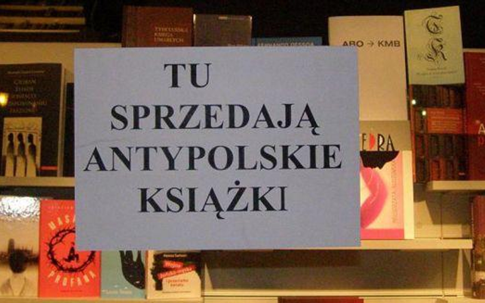 Na szybach księgarni w Gdańsku protestujący przeciw sprzedaży książki Jana T. Grossa nalepiali plaka