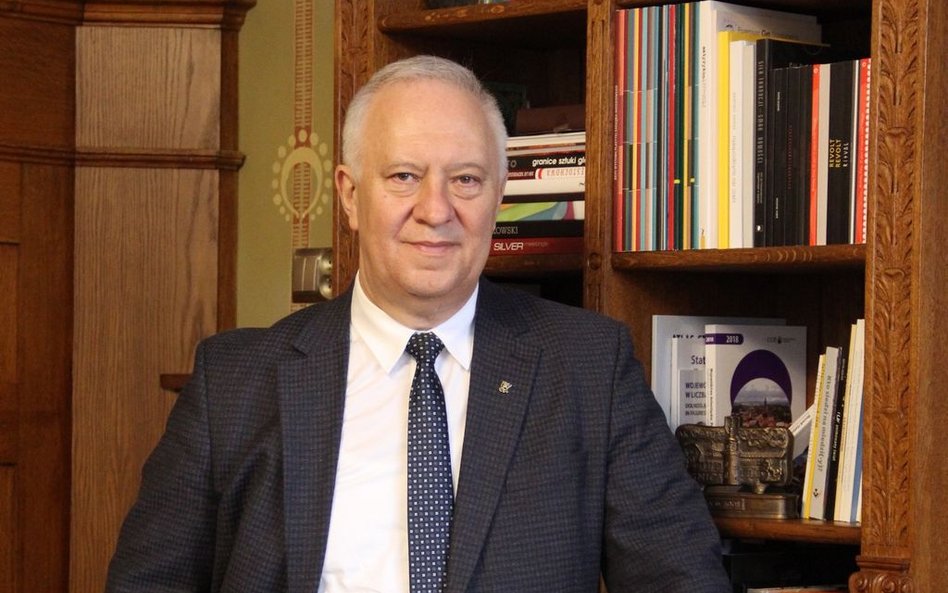 Tadeusz Krzakowski (1957 r.), absolwent Akademii Wychowania Fizycznego we Wrocławiu. Ukończył także 
