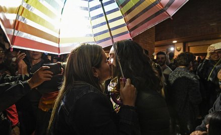 Protest: Jednoczesny pocałunek wielu par jednopłciowych