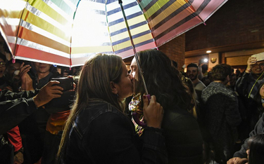 Protest: Jednoczesny pocałunek wielu par jednopłciowych