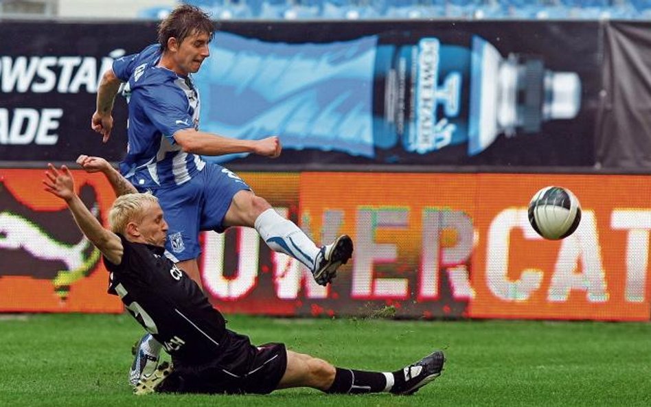 Pomocnik Lecha Jacek Kiełb strzela na bramkę Cracovii. Drużyna z Poznania wygrała 5:0