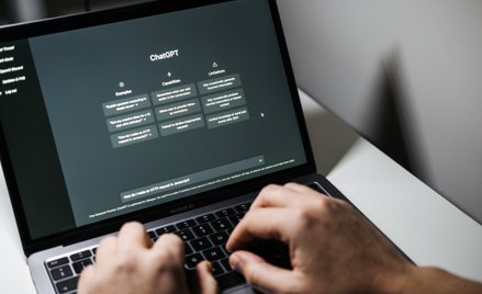 AI wpływa na poglądy polityczne. Ekspertki ostrzegają przed wpływem chatbotów