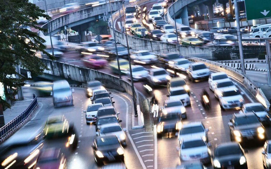 Termin uchwalenia pierwszego programu ochrony środowiska przed hałasem to 18 lipca 2023 r.