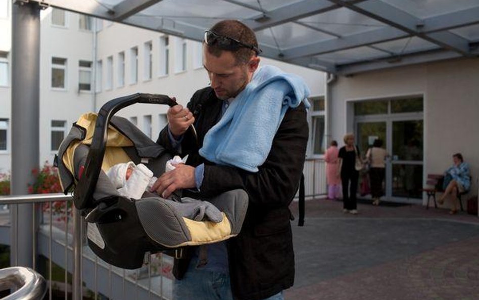 Państwo zapłaci składki ZUS za miesiąc urlopu wychowawczego dla ojca