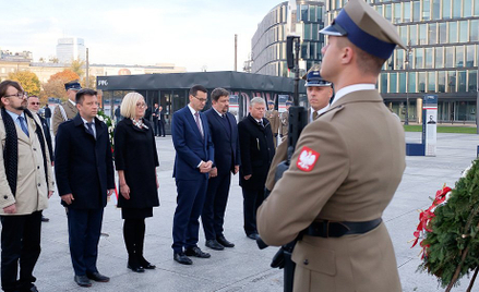 Premier złożył kwiaty przed Krzyżem Papieskim