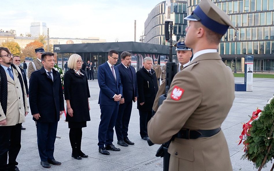 Premier złożył kwiaty przed Krzyżem Papieskim