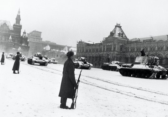 Kadr z filmu „Bitwa o Moskwę” (scena nawiązuje do prawdziwych wydarzeń): mimo że Wehrmacht nacierał,