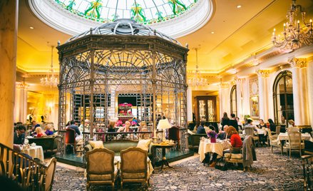 Lobby w hotelu The Savoy w Londynie, który znalazł się w światowej czołówce rankingu La Liste.