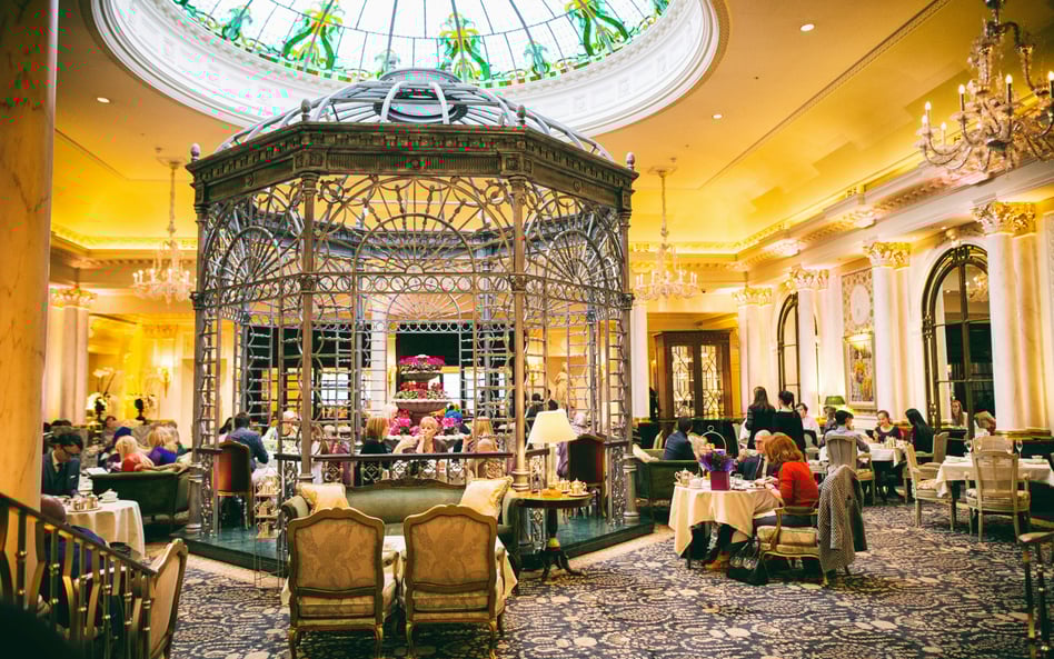 Lobby w hotelu The Savoy w Londynie, który znalazł się w światowej czołówce rankingu La Liste.