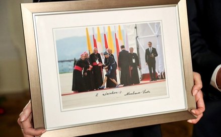 Wylicytowana kwota: 200 000 zł. Podpisane zdjęcie Pani Prezydentowej Agaty Kornhauser-Dudy, wykonane