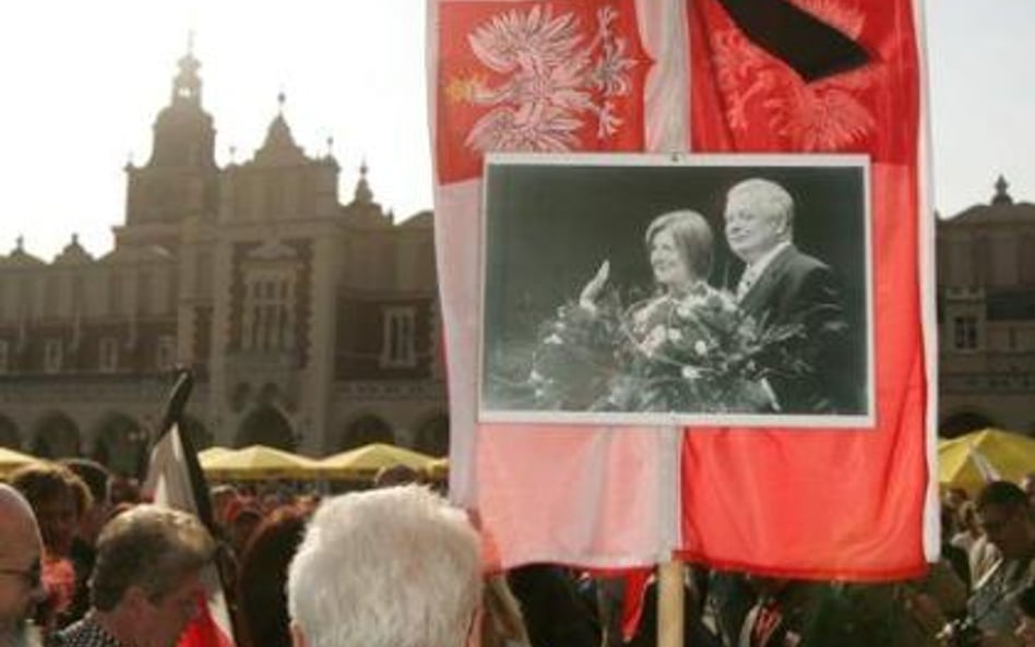 Na Rynku Głównym już godzinę przed mszą św. w bazylice Mariackiej zebrało się kilkaset osób. Na tran