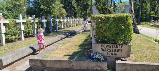 Dzieci dały się ponieść rytmom wyznaczanym przez architekturę nekropolii i jej przyrodę i same z sie