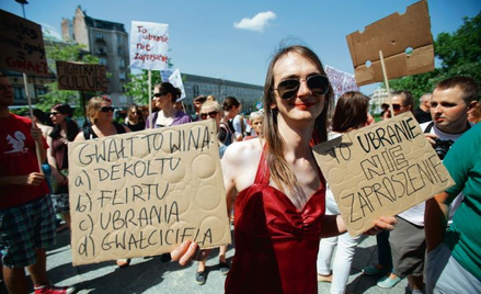 Jan Kapela jako aktywist(k)a tzw. Marszu Szmat w maju 2013 r., czyli poet in red