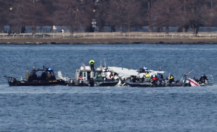 Samolot PSA Airlines po zderzeniu ze śmiglowcem spadł do Potomaku