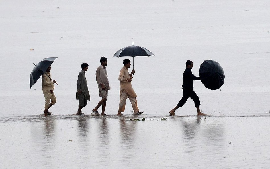 1 sierpnia, Pakistan. Rekordowe deszcze monsunowe zaskoczyły mieszkańców Peszawaru. To 3-milionowe m