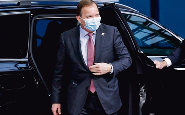 Rzadki widok: szwedzki polityk w maseczce. Premier Stefan Löfven na szczycie UE w Brukseli 16 paździ