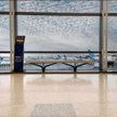 Nagrodzone ławki znajdują się na lotnisku Newark w stanie New Jersey.
