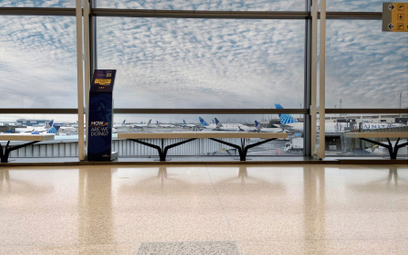 Nagrodzone ławki znajdują się na lotnisku Newark w stanie New Jersey.