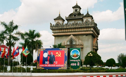 Wientian. "Łuk triumfalny" Patuxai, wzniesiony w latach 1957-1958, upamiętniający odzyskanie niepodl