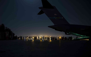 Ewakuowani z Afganistanu wchodzą na pokład C-17