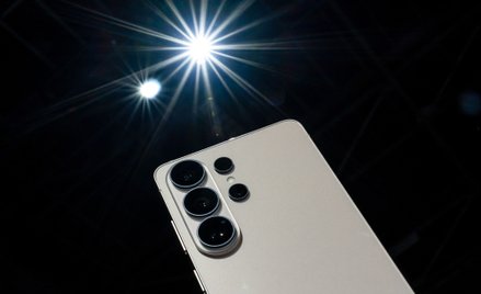 Lider rynku smartfonów w Polsce zaskoczył rynek wysokimi podwyżkami, które eksperci tłumaczą m.in. s