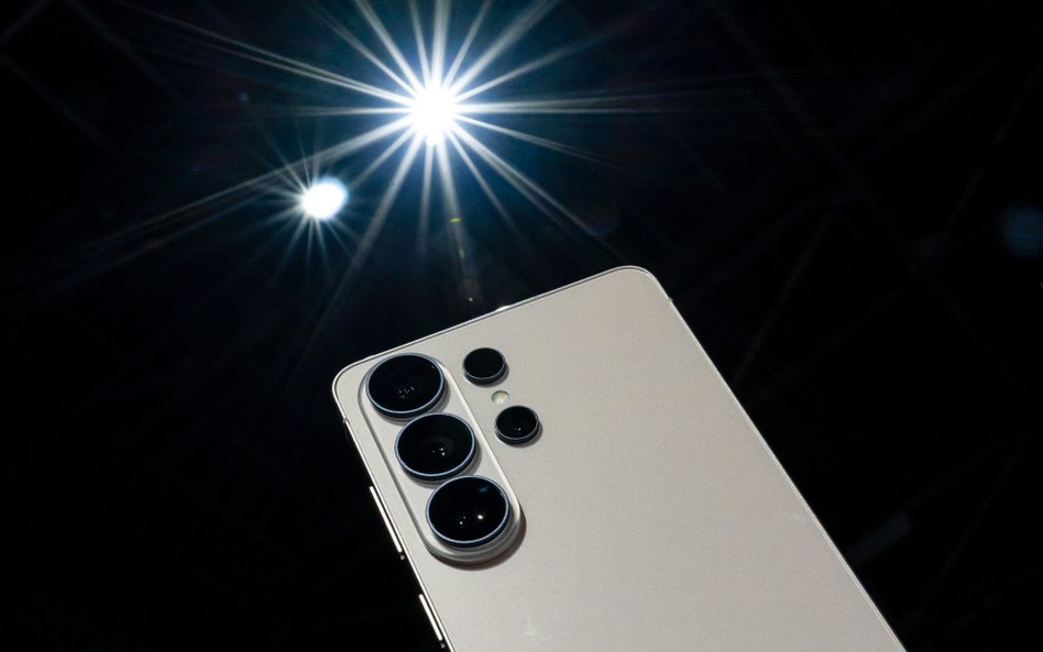 Lider rynku smartfonów w Polsce zaskoczył rynek wysokimi podwyżkami, które eksperci tłumaczą m.in. s