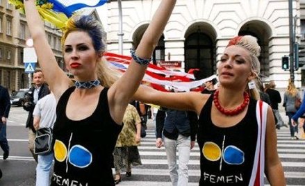 Członkinie organizacji Femen w centrum Warszawy rozdawały ulotki