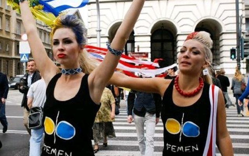 Członkinie organizacji Femen w centrum Warszawy rozdawały ulotki