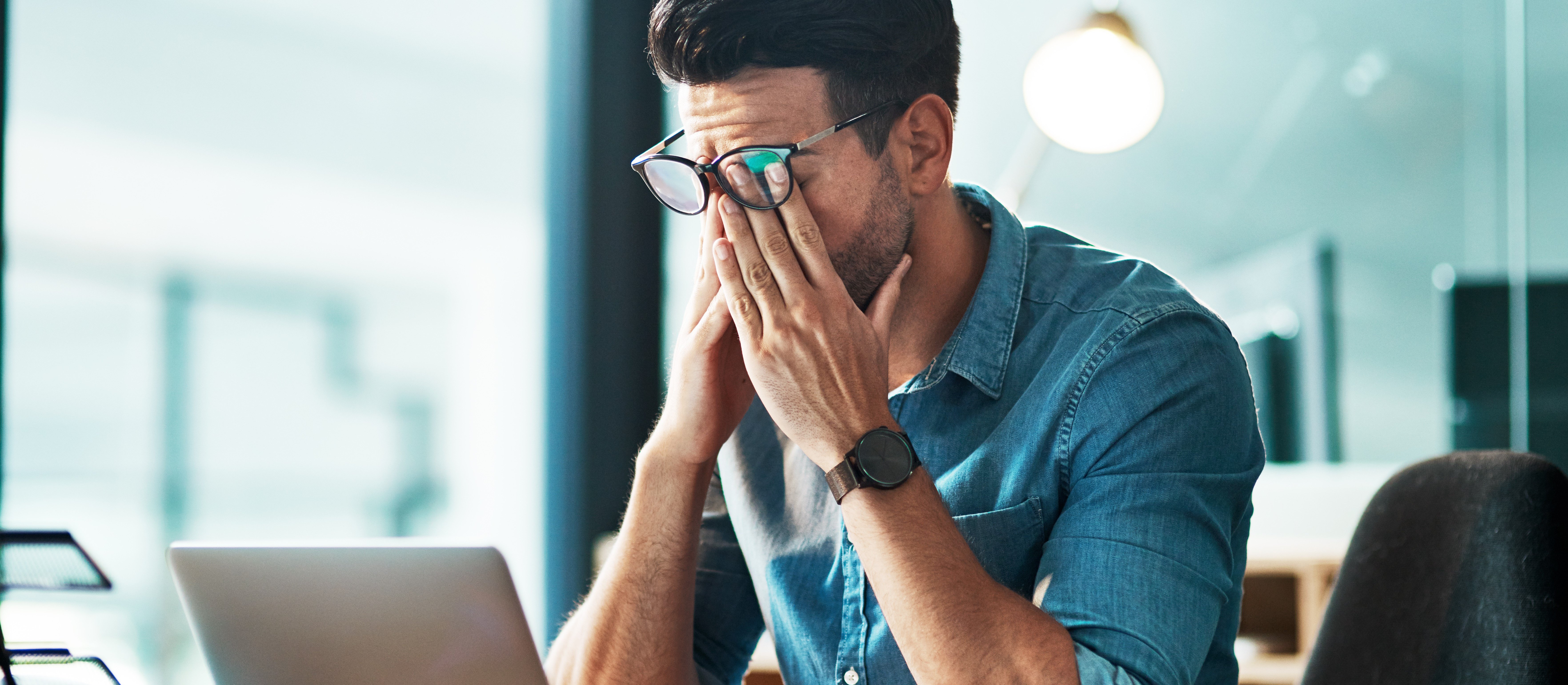Rzadziej pracujemy po godzinach, ale częściej chorujemy przy biurku