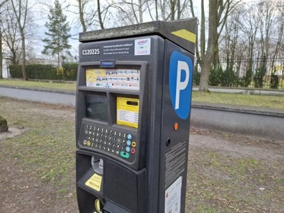 Skarga seniora do RPO. Nie mógł zapłacić gotówką w parkomacie - obciążono go dodatkową opłatą
