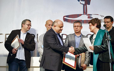 Jerzy Haszczyński (w środku) odbiera nagrodę w siedzibie SDP