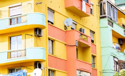 Tirana, bloki pamiętające komunizm po renowacji