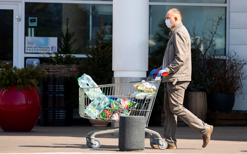 Coraz więcej Polaków kupuje na zapas