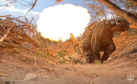 Ukraiński żołnierz strzelający z moździerza