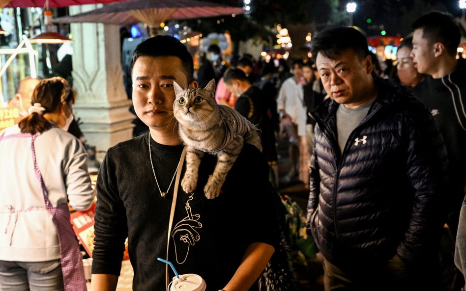 Nocny bazar w mieście Jinghong w prowincji Junnan