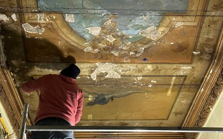 Prace przy polichromii wymagały rozlożenia wewnąrz bydynku rusztowń