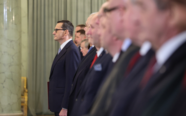Premier Mateusz Morawiecki (L) podczas uroczystości w Pałacu Prezydenckim w Warszawie. Prezydent And