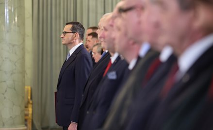 Premier Mateusz Morawiecki (L) podczas uroczystości w Pałacu Prezydenckim w Warszawie. Prezydent And