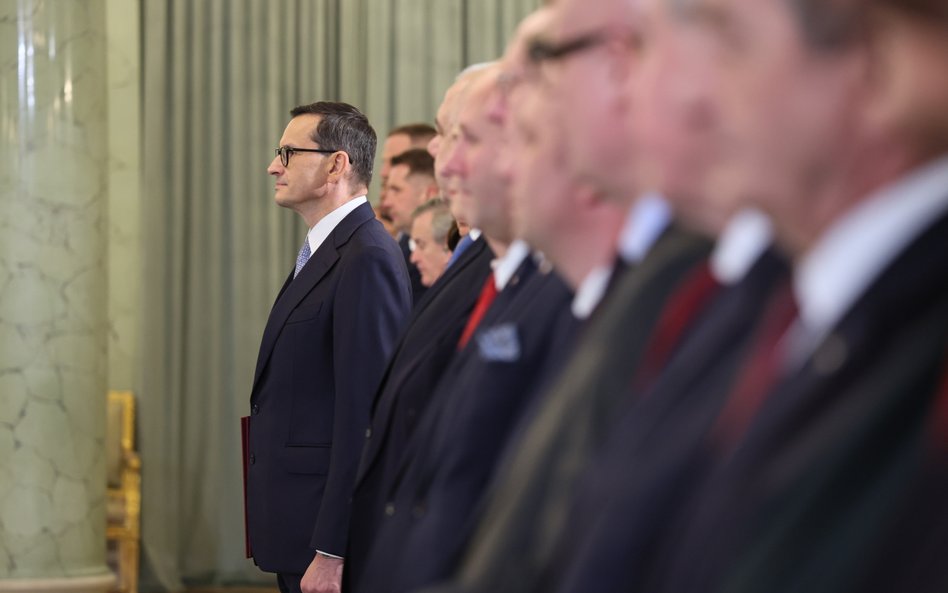 Premier Mateusz Morawiecki (L) podczas uroczystości w Pałacu Prezydenckim w Warszawie. Prezydent And