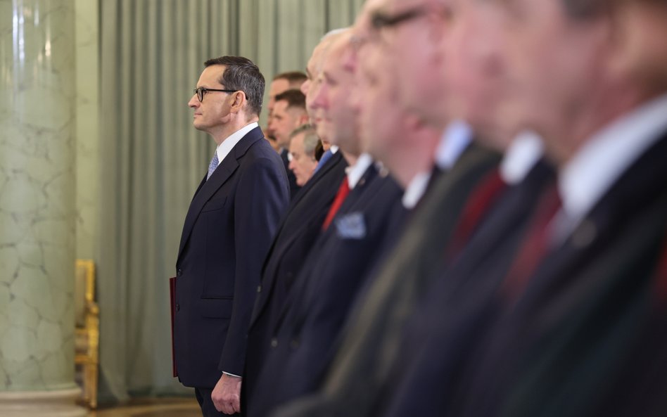 Niemieckie media: Po co Mateusz Morawiecki znosi niemal upokarzające kurczowe trzymanie się władzy