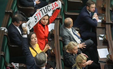 Zdaniem posłów opozycji przyjęta w piątek ustawa jest sprzeczna z Konstytucją