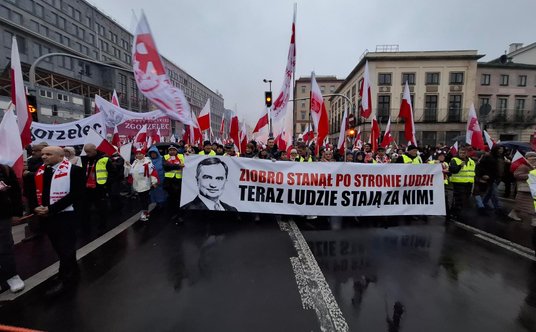 Portret Zbigniewa Ziobry na jednym z transparentów podczas Marszu Niepodległości