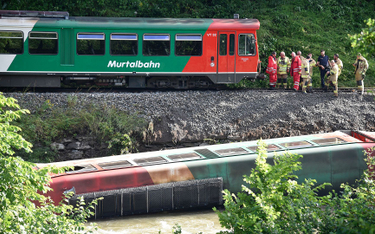 Wypadek kolejki wąskotorowej w Austrii. Jeden z wagonów wpadł do rzeki