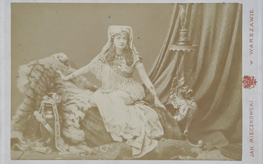 ?W 1868 r. Modrzejewska zadebiutowała w Warszawie. Odniosła sukces, a publiczność ją uwielbiała