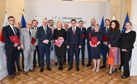 Adam Bodnar i członkowie Komisji Kodyfikacyjnej Ustroju Sądów Powszechnych i Prokuratury
