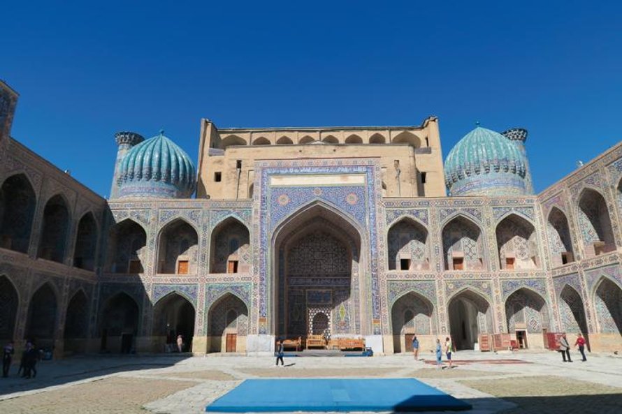 Samarkanda. Medresa Szir Dar (po tadżycku Posiadająca Siłę Lwa lub Z Lwami). Nazwa nawiązuje do unik