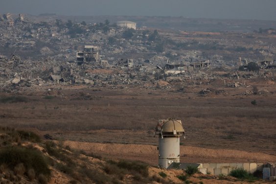 Zniszczenia na północy Gazy, widoczne z Izraela